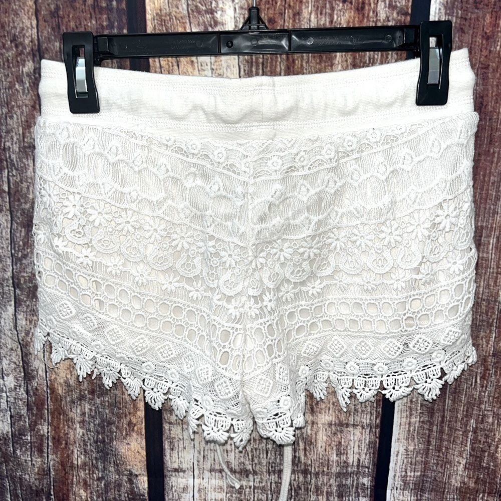 Jolt Cream Floral Lace Shorts - Picture 4 of 4